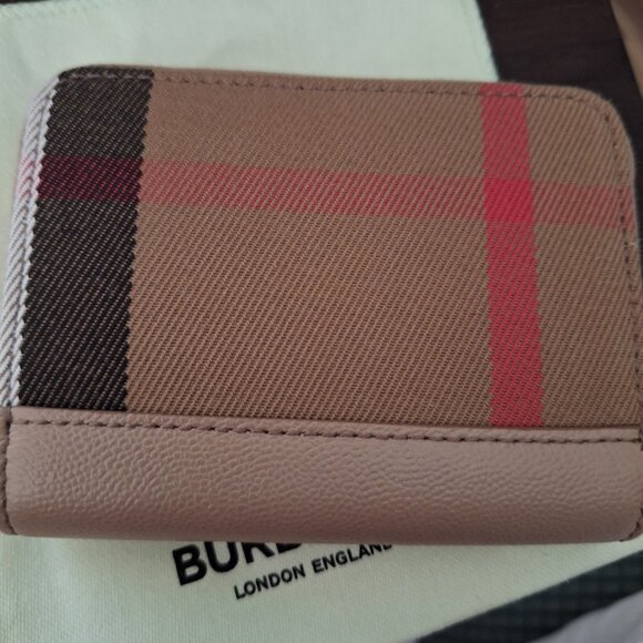 Burberry Zip Around Check Chestnut/Beige Wallet 80845281 NWT $480 - Picture 1 of 7
